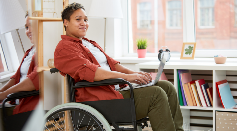 mulher negra em uma cadeira de rodas