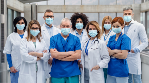 grupo de médicos de máscara posando para a foto