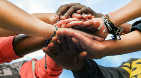 Pessoas com tons de pele diferente de mãos unidas