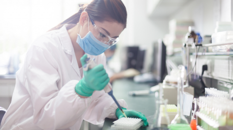 mulher usando pipeta em laboratório