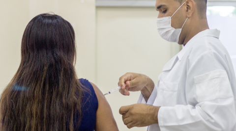 Enfermeiro aplica a vacina para a Covid-19.